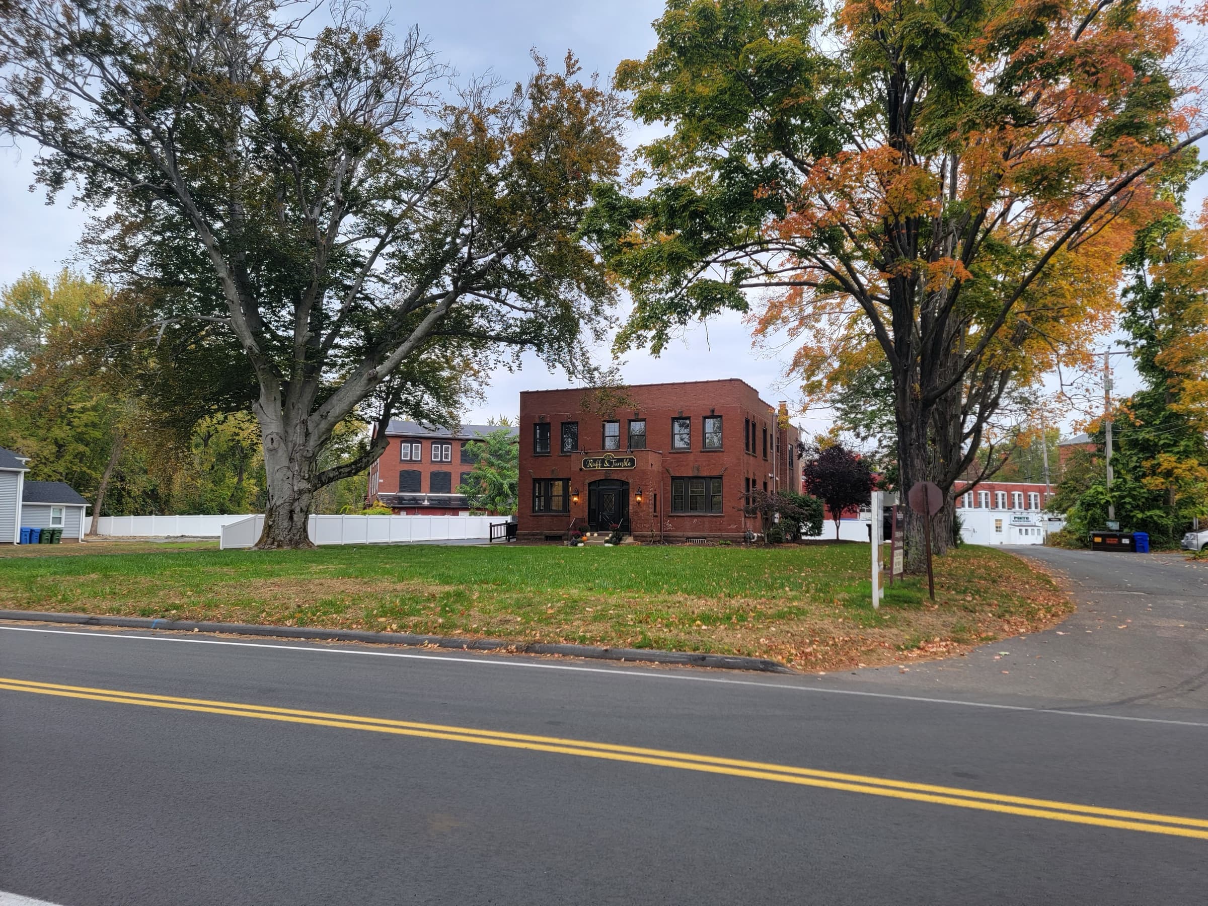 Ruff & Tumble’s Glastonbury salon, a red brick building framed by autumn trees